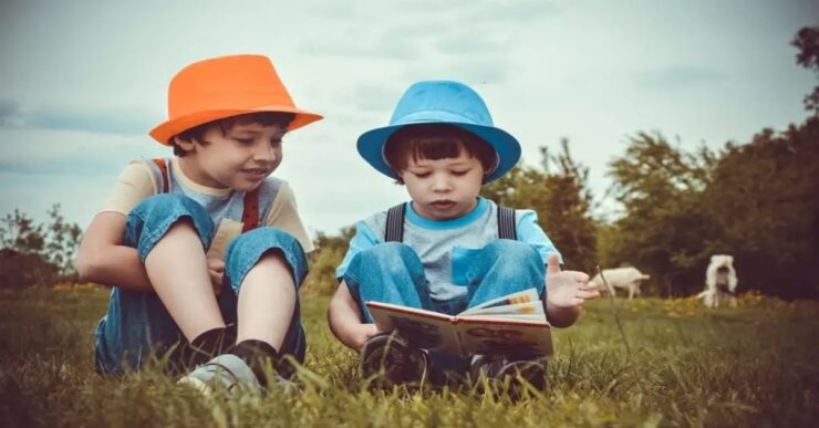 bambini insieme nel prato