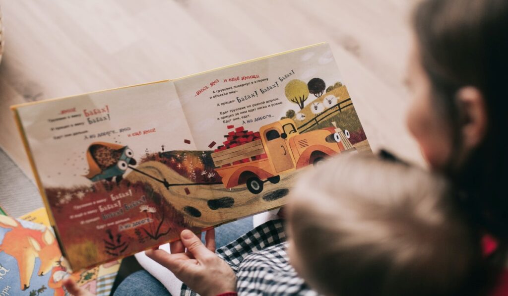 mamma con figlio legge un libro