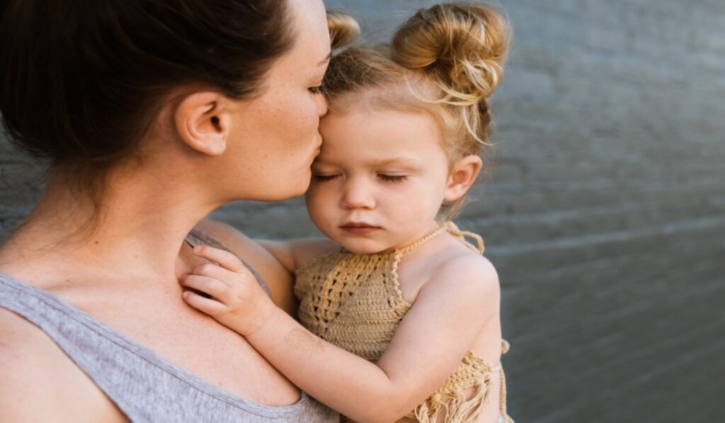 bambina triste con mamma