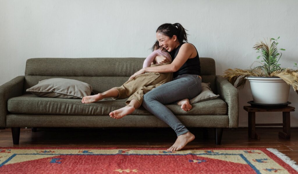 mamma con figlio sul divano