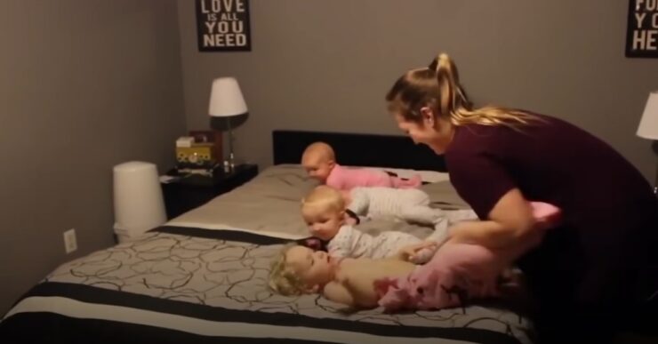 mamma con figli sul letto