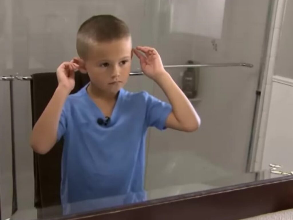 bambino davanti allo specchio