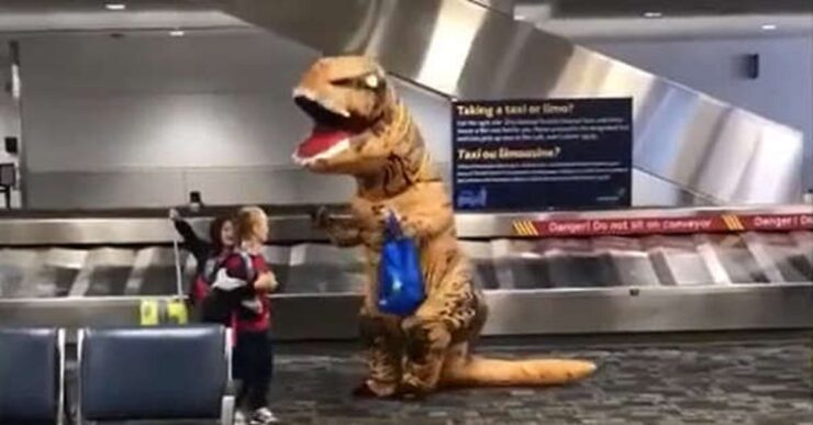 esilarante e adorabile riunione di famiglia all'aeroporto