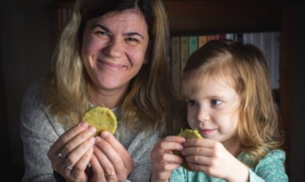 mamma con figlia biscotti