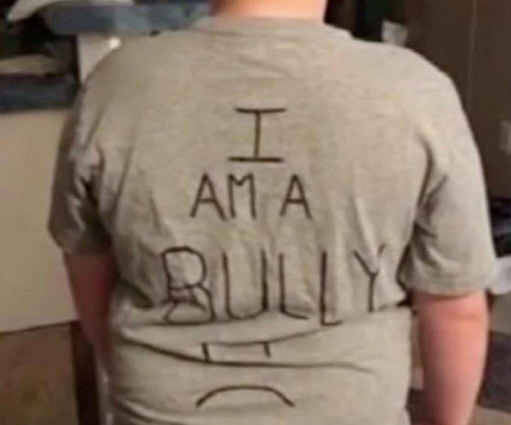 bambino con scritta sulla maglietta