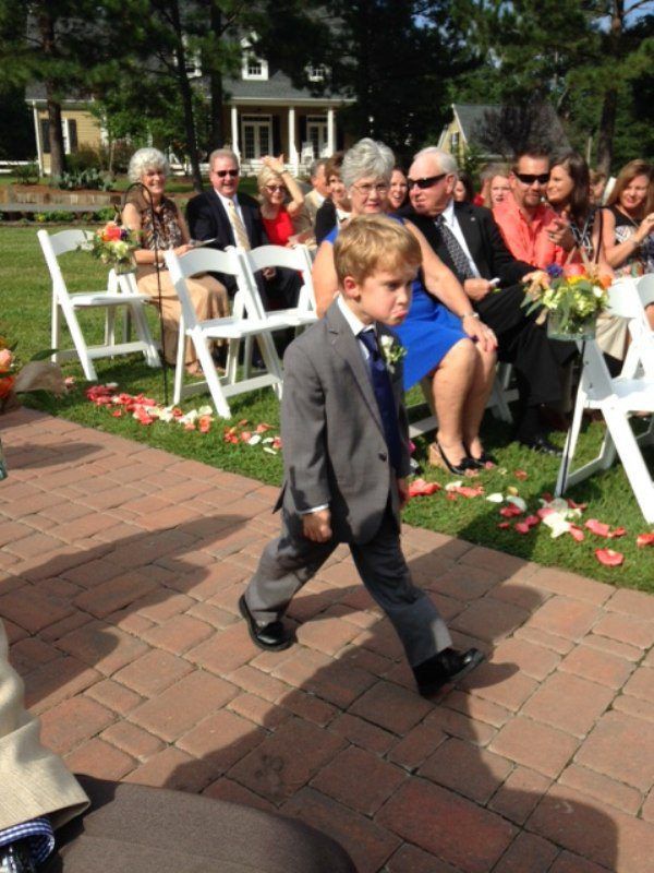 bambino davvero felice di essere al matrimonio