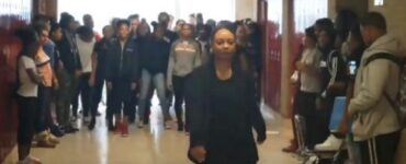 Insegnante e studenti delle superiori ballano "Thriller"