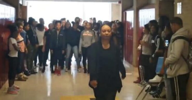 Insegnante e studenti delle superiori ballano "Thriller"