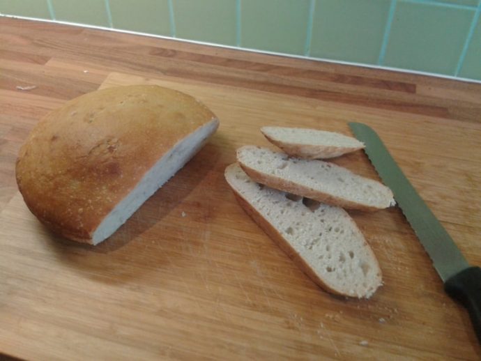 Scaldare un coltello per tagliare il pane