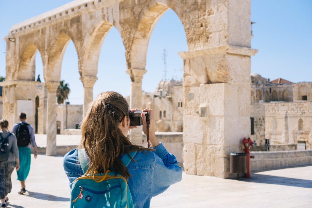 ragazza che fotografa