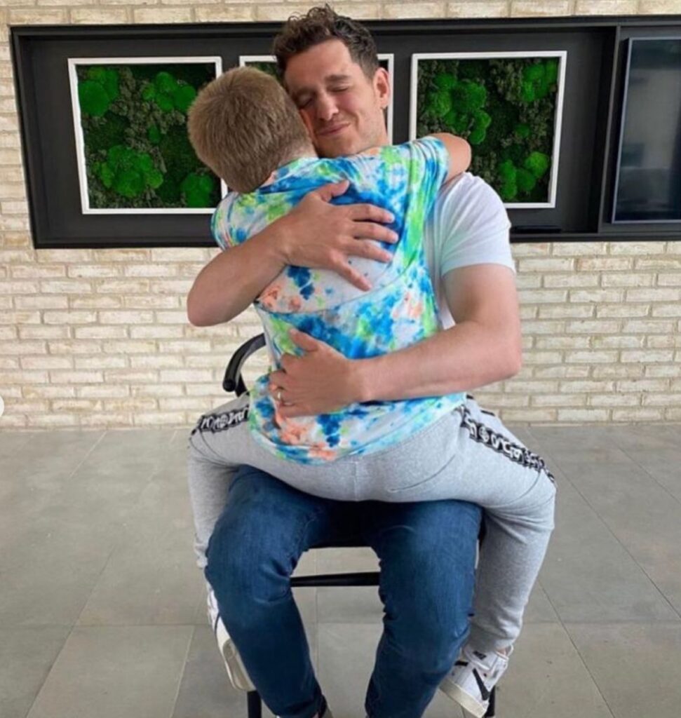  Noah riceve un abbraccio dal suo papà, Michael Bublé / Foto: Mamma Sto Bene!