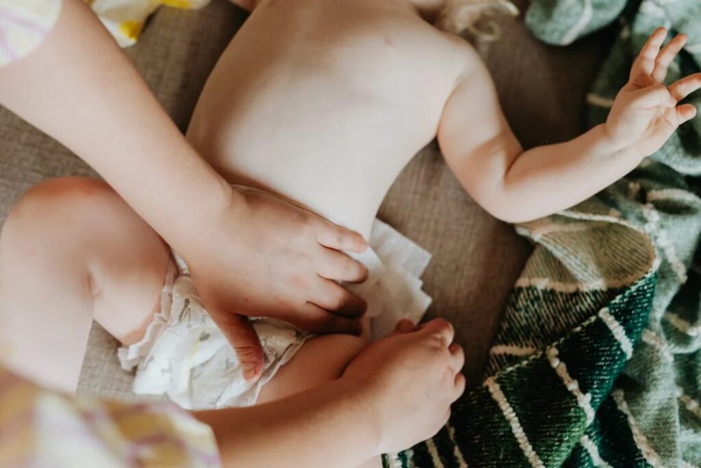 Il pannolino stava facendo piangere la bambina