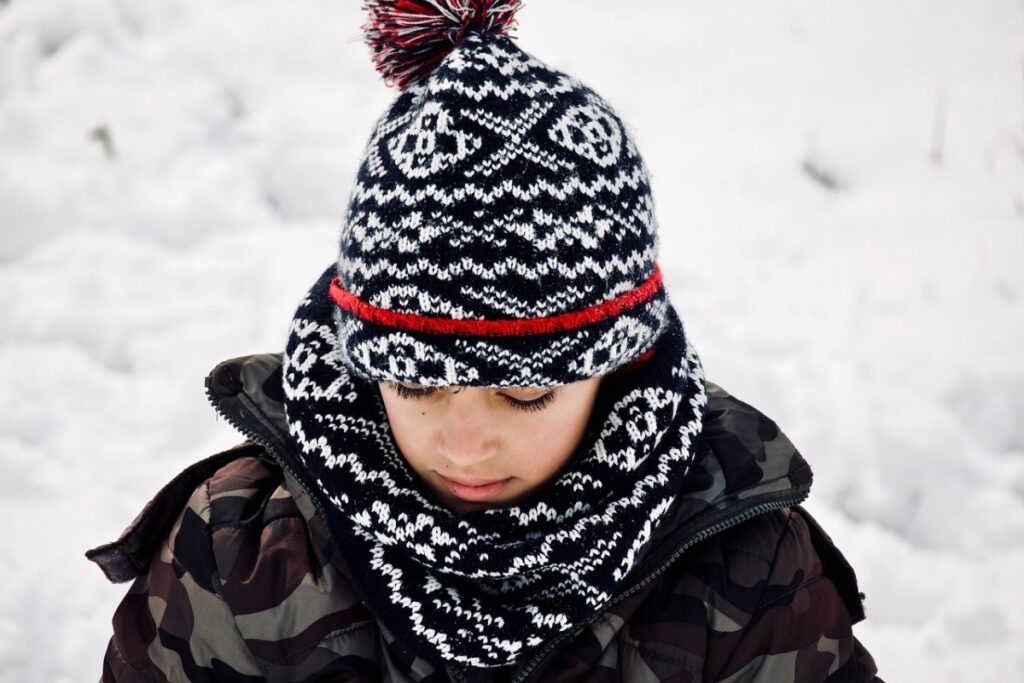 ragazzo con abiti invernali 