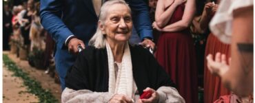 Nonna consegna anelli alla nipote