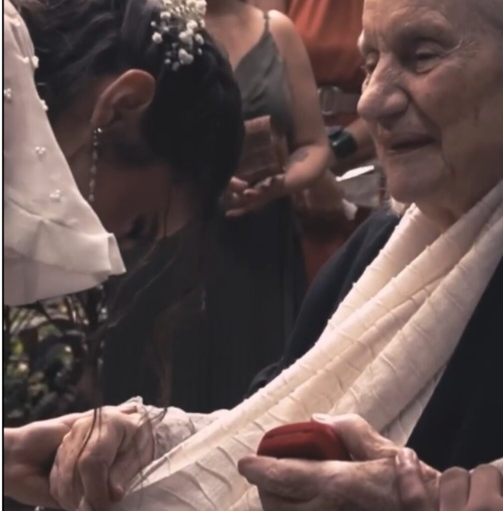 Nonna con Alzheimer porta gli anelli nuziali alla nipote
