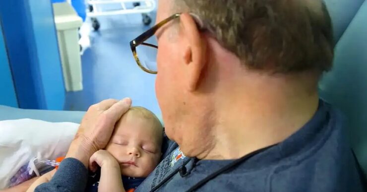 Uomo in pensione dona il suo tempo per accudire i neonati prematuri