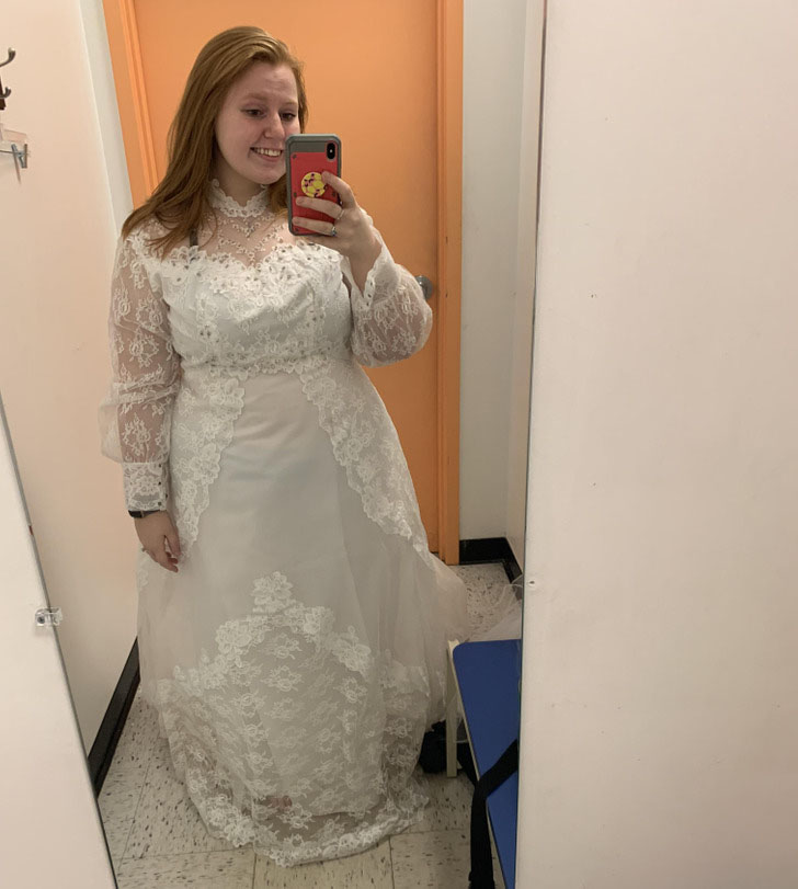abito da sposa in un negozio dell'usato