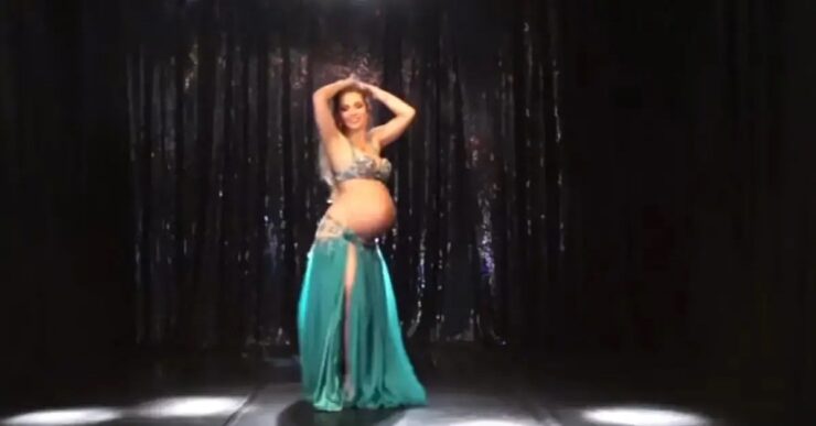 Danzatrice del ventre a 9 mesi di gravidanza sul palco