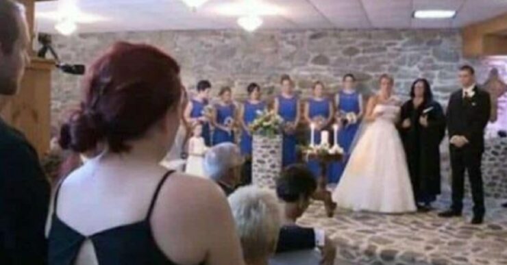 Sposa interrompe le nozze per parlare all'ex moglie del marito