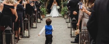 Bambino vuole abbracciare la sposa