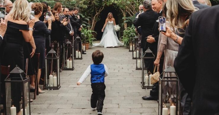 Bambino vuole abbracciare la sposa