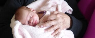 Nonna chiede di essere pagata per badare al nipote