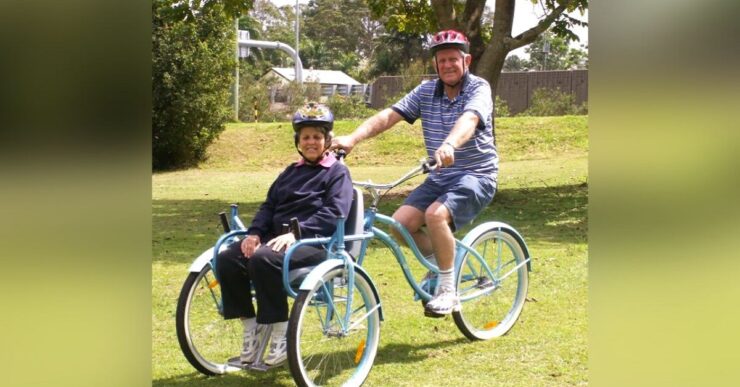 Marito costruisce una bici speciale per la moglie malata di Alzheimer