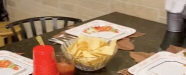 Invita gli amici a cena, ma non si presenta nessuno