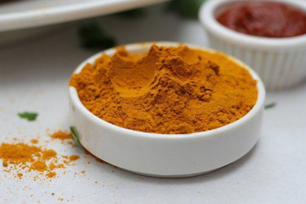 Benefici del latte alla curcuma per capelli