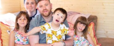 Papà single adotta sei bambini disabili