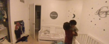 Bimbo di 10 anni tranquillizza il fratellino di notte