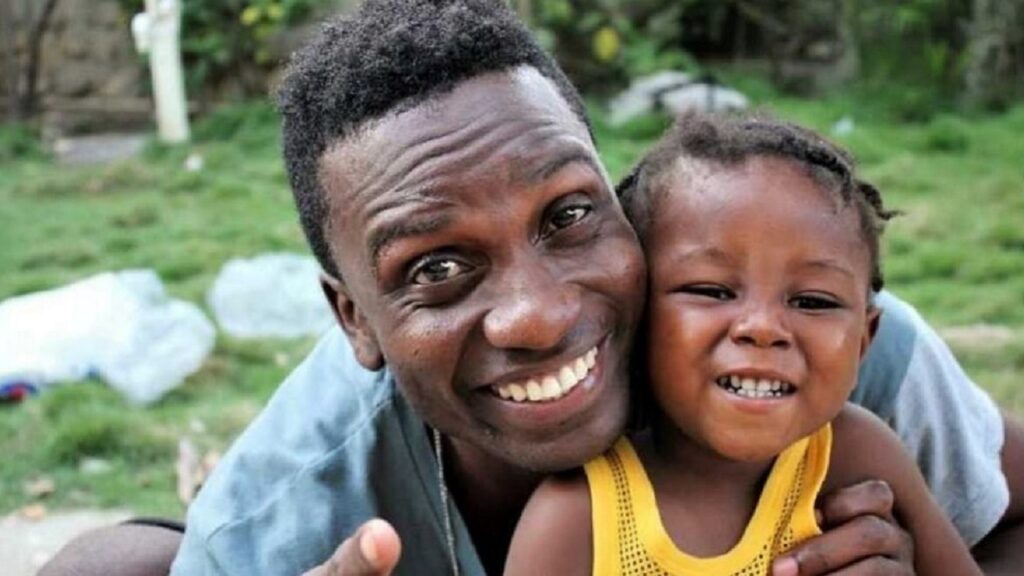 Haitiano di 22 anni salva un neonato abbandonato e lo adotta