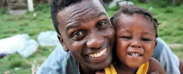 Haitiano di 22 anni salva un neonato abbandonato e lo adotta