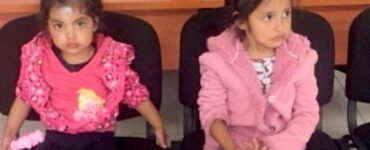 Mamma dice alle figlie di aspettarle lì, per poi abbandonarle in mezzo a una strada