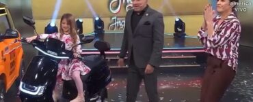 Bimba sale su una moto e quasi si schianta contro i cameraman in studio