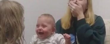 Neonato con problemi di udito sente per la prima volta