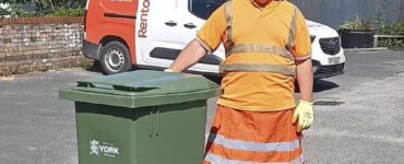 Netturbino indossa la gonna, perché gli hanno vietato i pantaloncini in estate