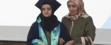 Mamma accompagna la figlia cieca in Università per 4 anni