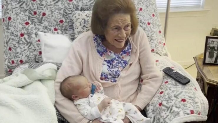 Donna di 99 anni incontra il suo centesimo pronipote