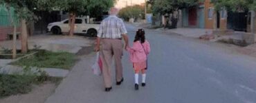 Bisnonno si veste elegantemente per accompagnare la nipote il primo giorno di scuola
