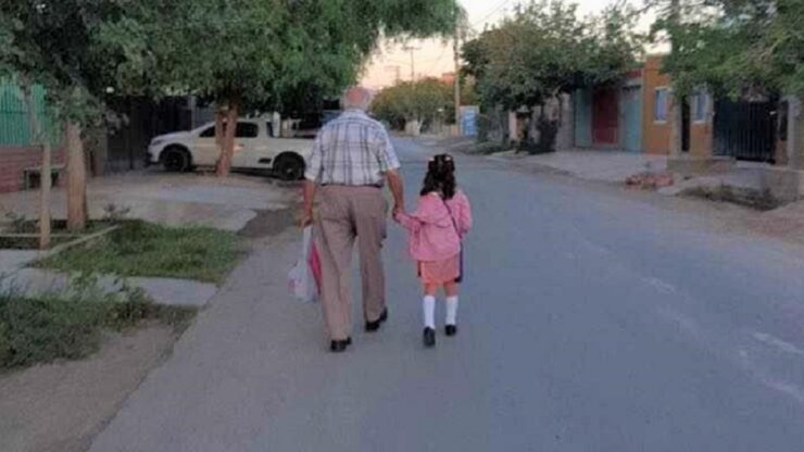 Bisnonno si veste elegantemente per accompagnare la nipote il primo giorno di scuola