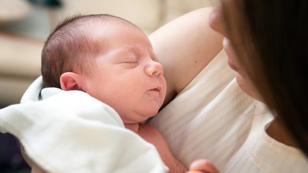 Perché i neonati hanno bisogno del contatto con la pelle dei genitori