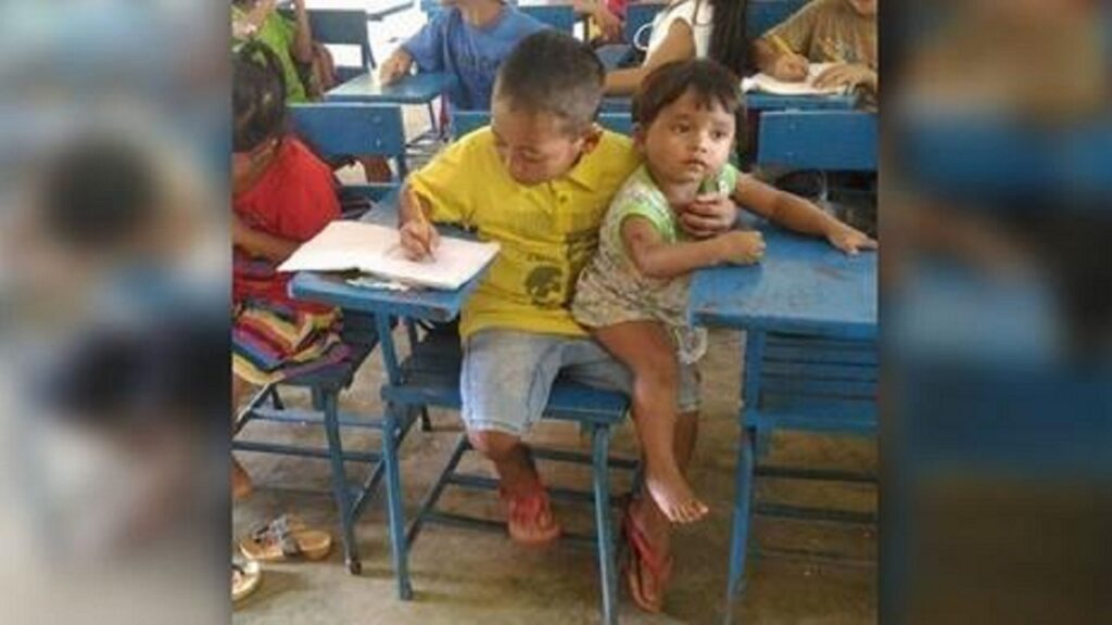 Bimbo filippino a scuola con la sorella di un anno: non poteva lasciarla a nessuno