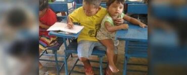Bimbo filippino a scuola con la sorella di un anno: non poteva lasciarla a nessuno