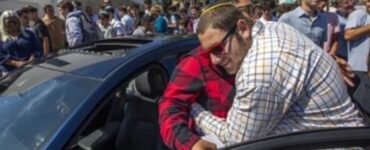 Docente impiega 4 ore per arrivare a scuola: gli studenti gli regalano una macchina