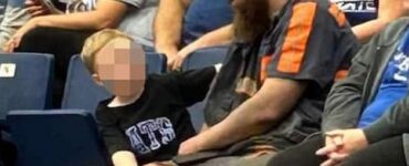 Papà ricoperto di fuliggine alla partita con il figlio