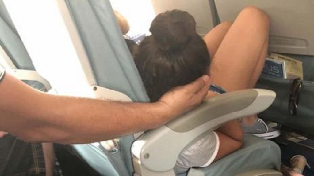 Papà tiene la testa della figlia in aereo per 45 minuti per farla dormire durante il volo