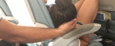 Papà tiene la testa della figlia in aereo per 45 minuti per farla dormire durante il volo
