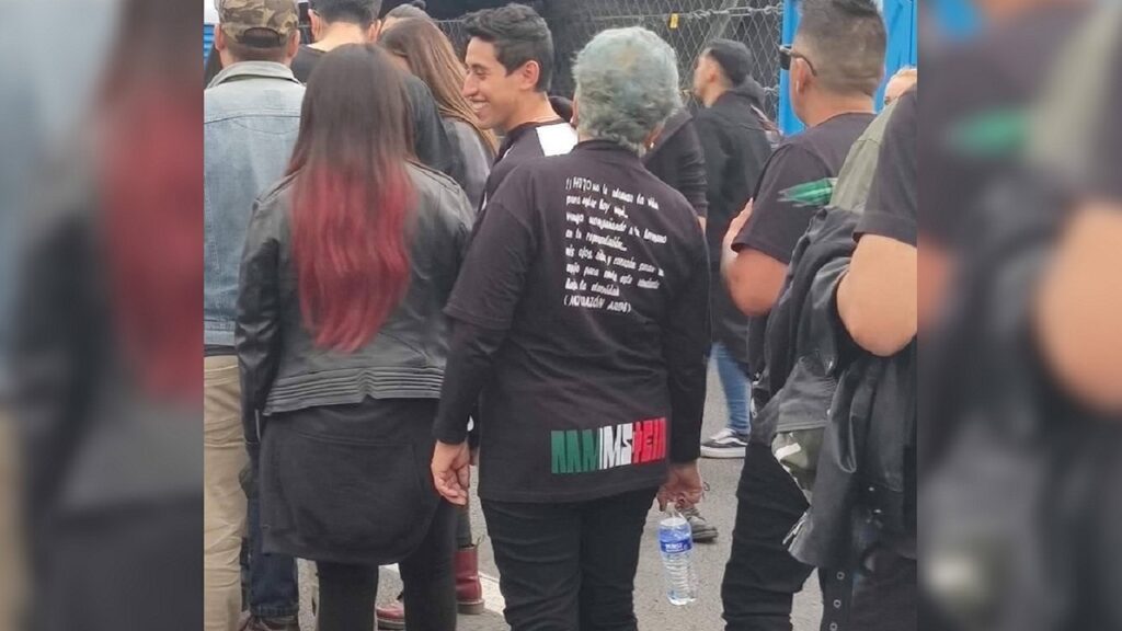 Una donna anziana partecipa a un concerto dei Rammstein per