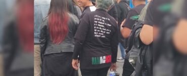 Una donna anziana partecipa a un concerto dei Rammstein per